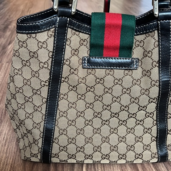 A144 - 💯 % authentic Gucci shoulder bag - Picture 7 of 16
